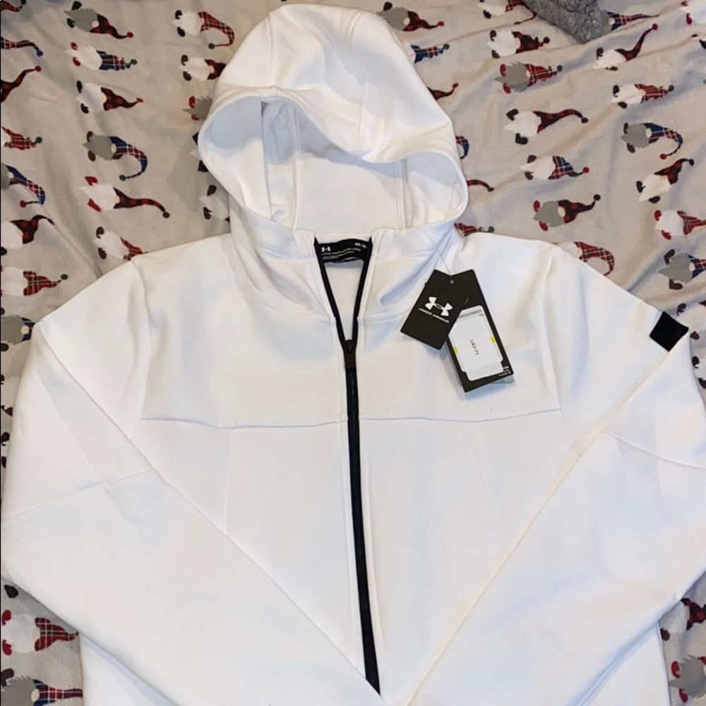 Men’s Under Armour sweatshirt.